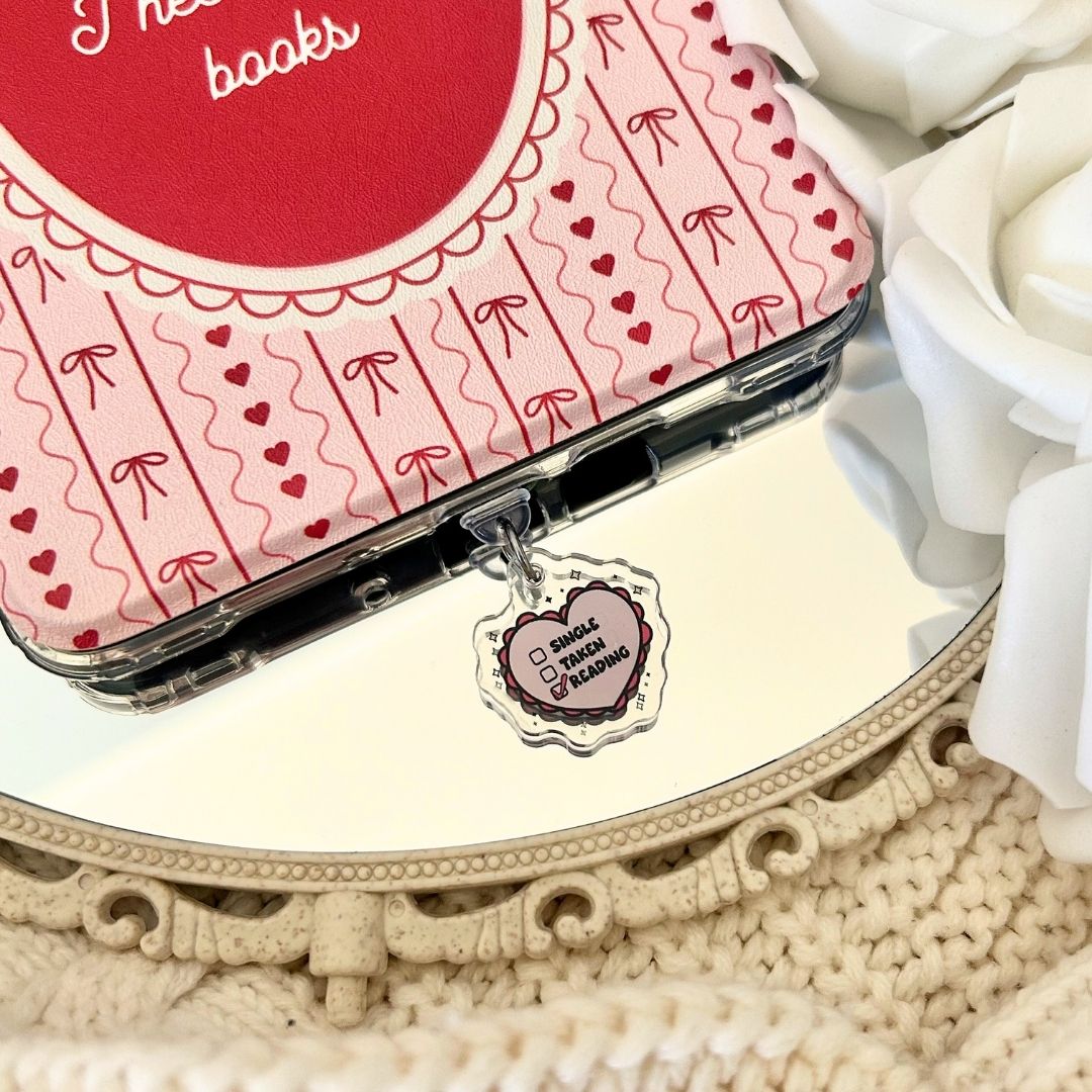 Dust Charm per E-reader/ Smartphone - Single Taken Reading