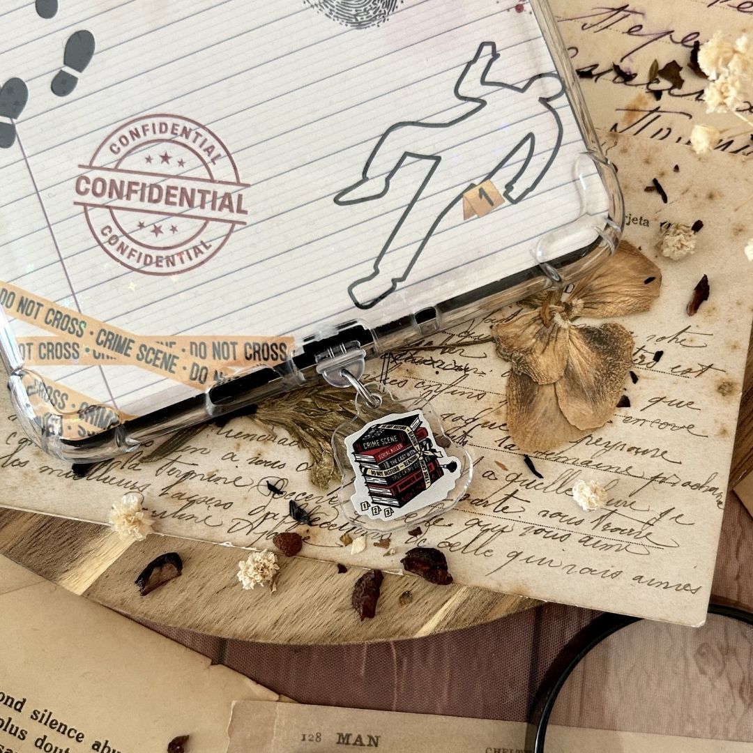 Dust Charm per E-reader/ Smartphone - Crime Pile