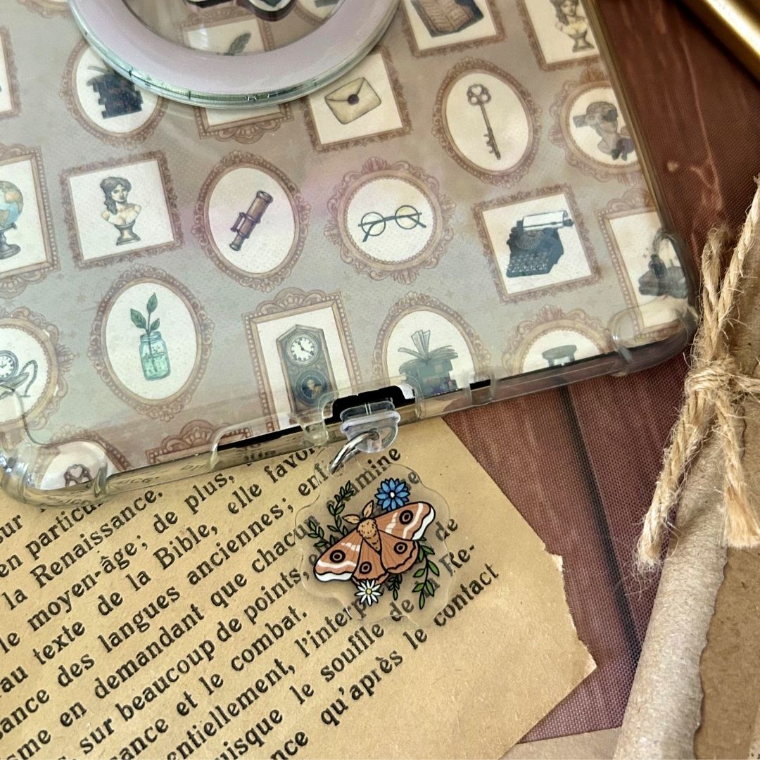 Dust Charm per E-reader/ Smartphone - Falena Dark Academia